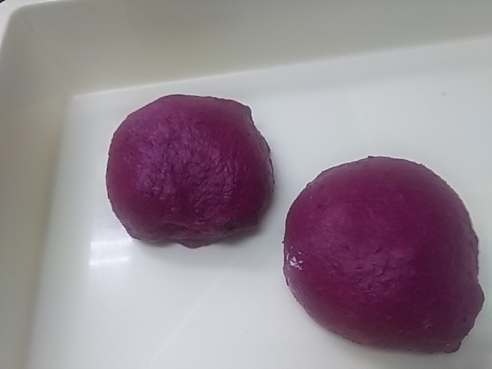 作業台の上でこねる